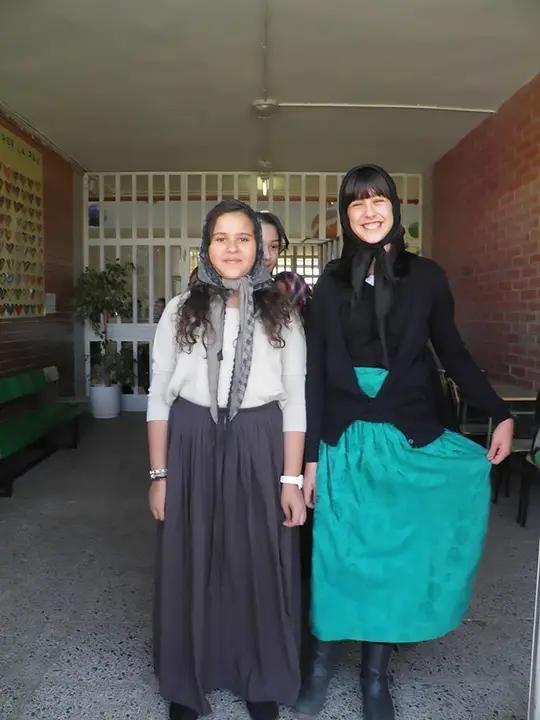 Els alumnes del Pompeu Fabra de Mollerussa es disfressen de castanyeres.