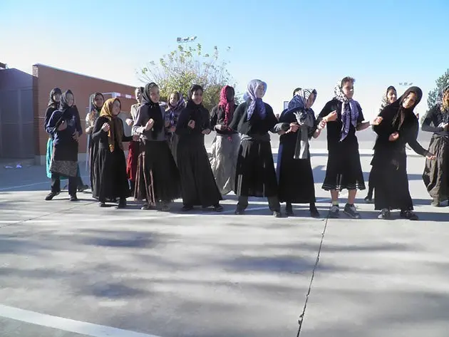 Els alumnes del Pompeu Fabra de Mollerussa es disfressen de castanyeres.