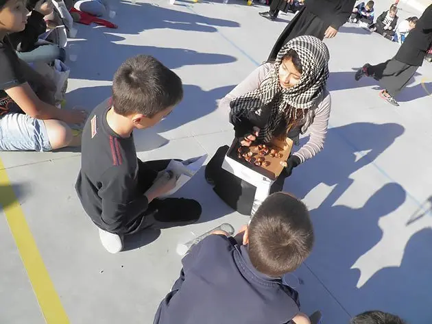 La castanyera reparteix les castanyes entre els alumnes de l&#39;escola Pompeu Fabra.