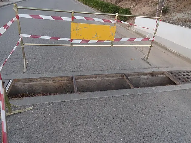 Estat en que van quedar el embornals del sanejament, desprès del robatori.