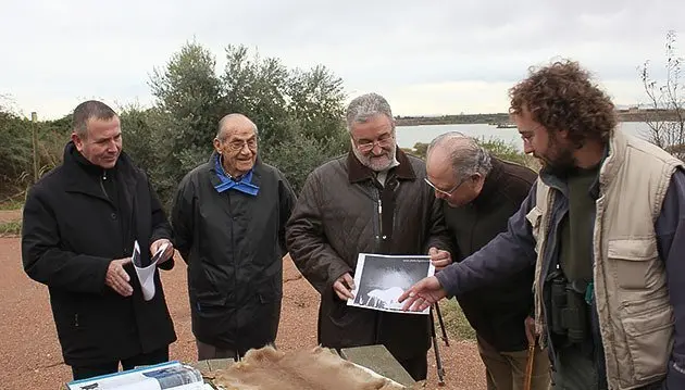 David Guixé mostra la fotografia nocturna de la llúdriga que s&#39;ha localitzat a l&#39;Estany.