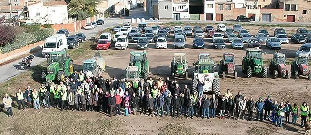 Els manifestants es van concentrar al Poal, davant dels vehicles.