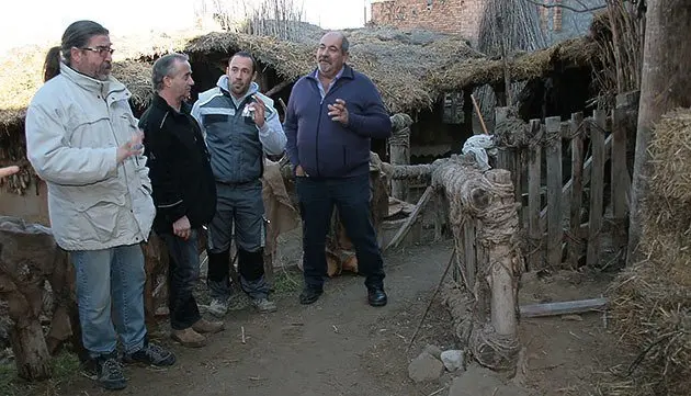 L&#39;alcalde Josep Capdevila amb Àlex Mases i Jaume Pedrós, a l&#39;escenari del pessebre. 