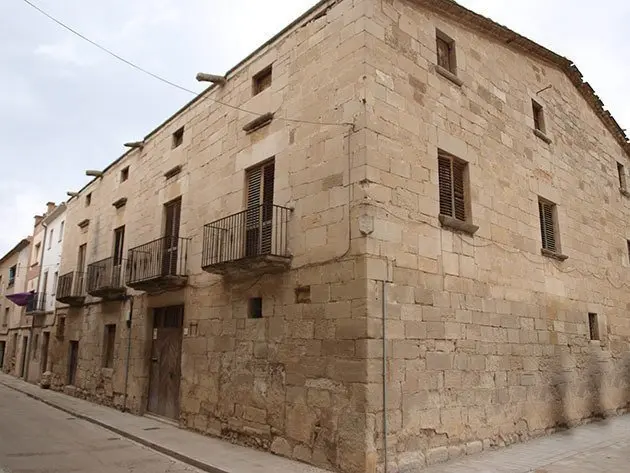 Cal Castell casa pairal en la que van nàixer els Germans Desvalls.