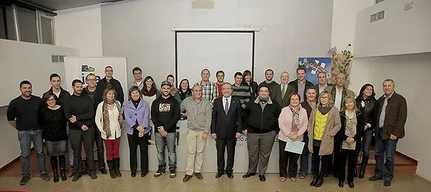 Les autoritats es van fer la fotografia amb els participants en les Jornades.