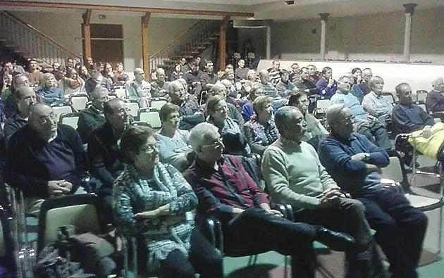 Més d&#39;un centenar de persones van participar en l&#39;assemblea popular del Poal.