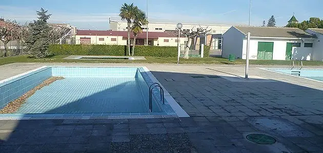 Al voltant de les piscines es col·locarà paviment antilliscant.