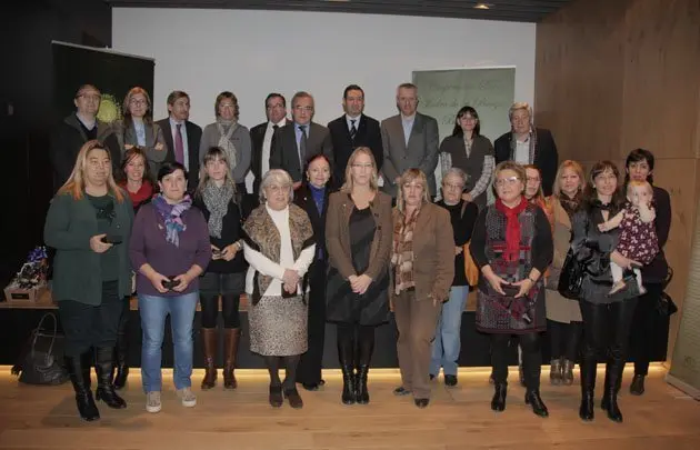 Neus Munté amb les autoritats i les dones homenatjades en el dia de la Comarca.