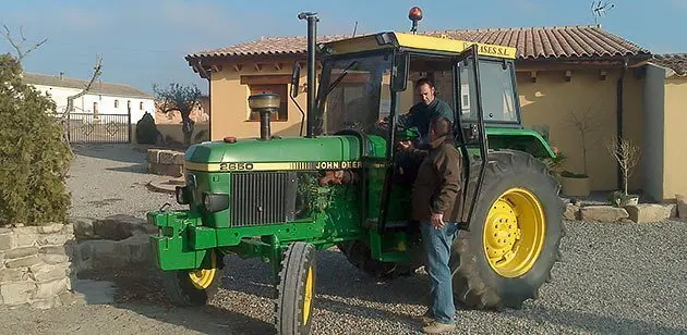 Els germans Mases amb el tractor John Deere que han restaurat pel projecte.