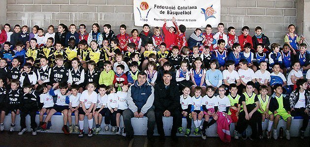 L&#39;alcalde Josep Maria Puig amb el participants en la Trobada de Bàsquet de Torregrossa.