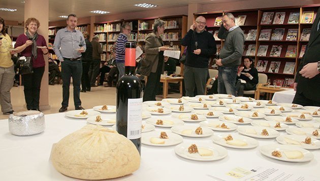 Una mostra dels vins del Castell del Remei i dels formatges Camps.