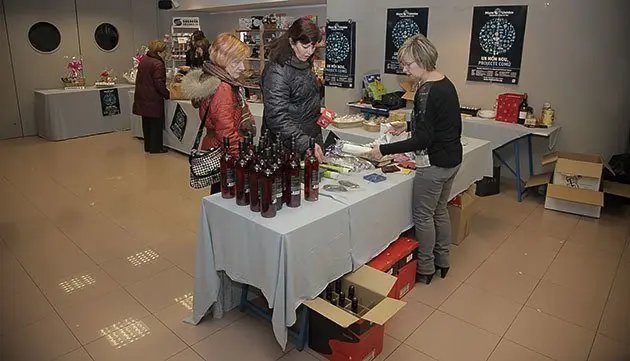 La tómbola del Mercat Solidari de Mans Unides.