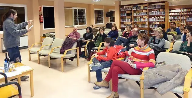 El poeta i rapsoda Josep Maria Pedrals fent un recital poètic sota el títol 'Mots embriacs' ©Territoris