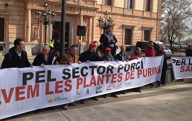 Concentració de sindicats i productors davant de la subdelegació del Govern de l&#39;Estat a Lleida.