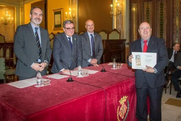 Antoni Miquel rep de reconeixement de mans del paer en cap Àngel Ros.