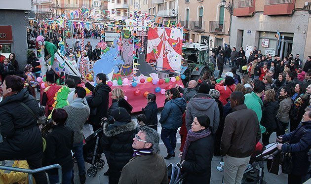 La Rua de Carnaval va reunir més d&#39;un miler de participants a Mollerussa. 