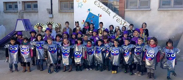 Els alumnes de l&#39;escola L&#39;Estel de Castellnou de Seana, i la seva original disfressa.