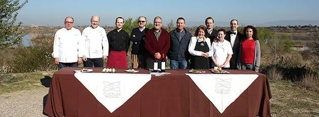 Autoritats i els representants dels restaurants presenten els plats de la Mostra.