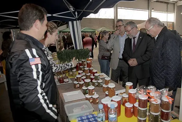 Les autoritats saluden als expositors de la Fira de l&#39;Estany d&#39;Ivars d&#39;Urgell.