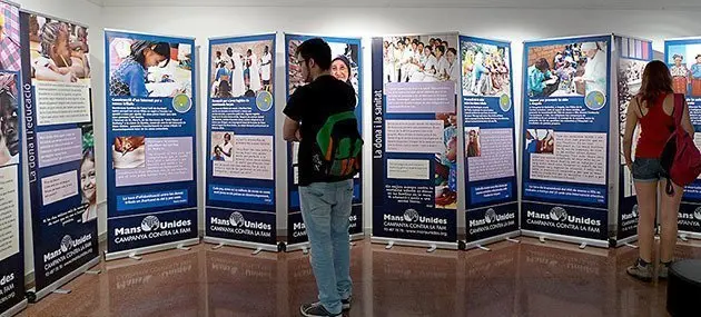 Imatges de l&#39;exposició el Món femení que presenta Mans Unides.