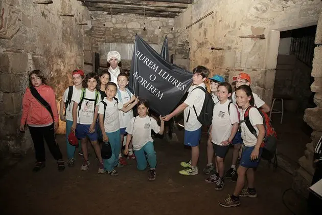 L&#39;alcalde Rafel Panadés, caracteritzat, acompanya als escolars en la visita.