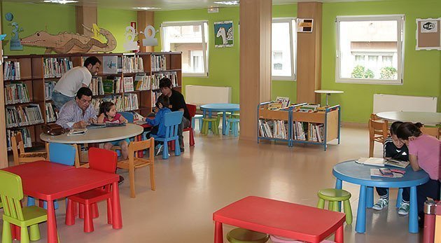Una imatge de la zona infantil de la Biblioteca Jaume Vila de Mollerussa.