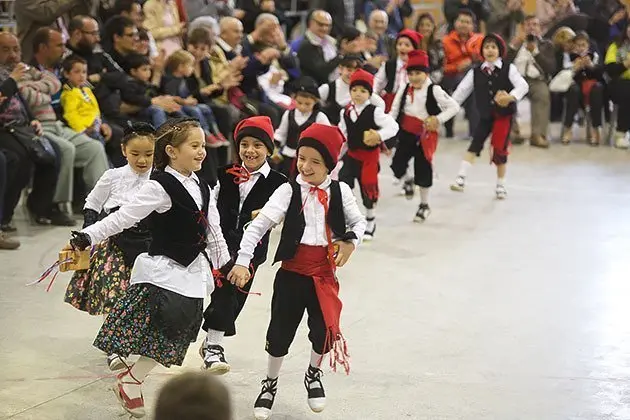 Noves generacions de Vilanova de Bellpuig mantenen la flama de les Caramelles