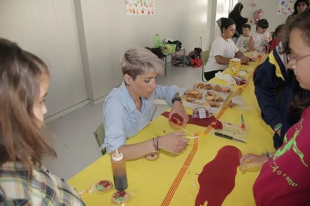 Xus Garcia prepara les galetes amb al·legories a Sant Jordi i la Diada.