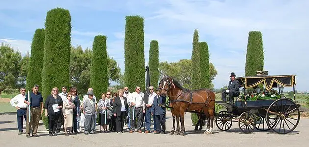 Els membres de la Germandat de Sant Bartomeu amb el carruatge restaurat.