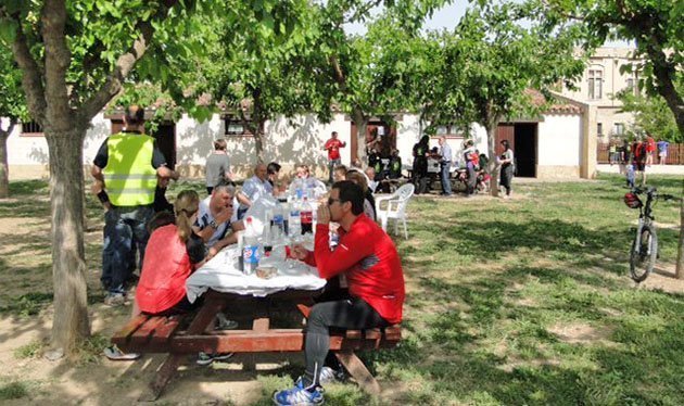 Els participants en la sortida de Castellnou van esmorzar en l&#39;entorn del Convent.