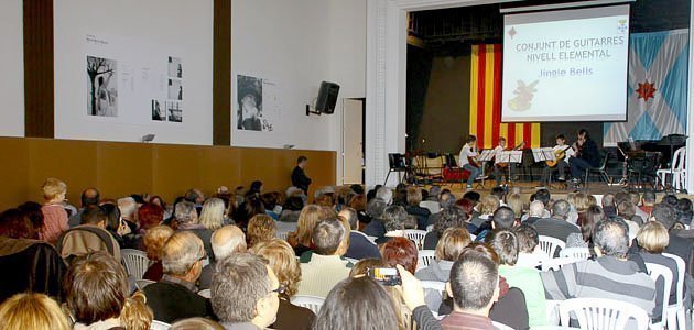 Els alumnes de l&#39;Escola  Ireneu Segarra d&#39;Ivars d&#39;Urgell, en un concert.