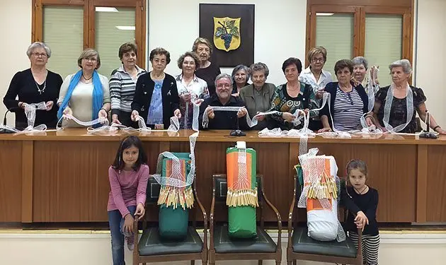 Les participants en el projecte de rècord Guinness de punta de coixí de Bellvís.