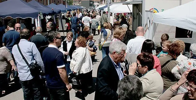 Imatge del públic visitant a la Fira COMINART de Vilanova de Bellpuig.