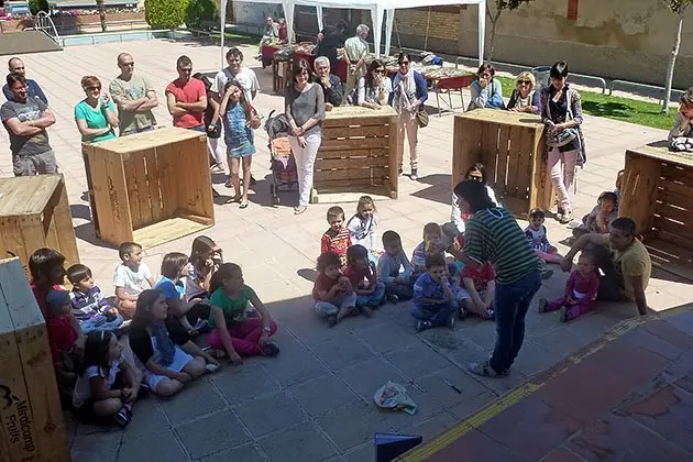 Els nens i nenes de Miralcamp van escolars amb atenció el contacontes.