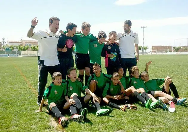 Xavier Horcajada amb els jugadors de l&#39;equip Aleví de Miralcamp.