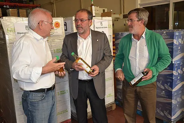 Saura, Reñé i Segura en l&#39;acte de lliurament del material al Banc d&#39;Aliments.