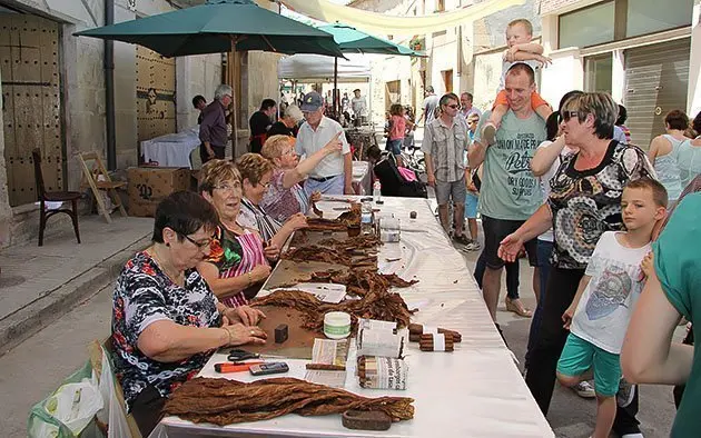 El públic se sorprèn amb l&#39;elaboració de caliquenyos a Fondarella.