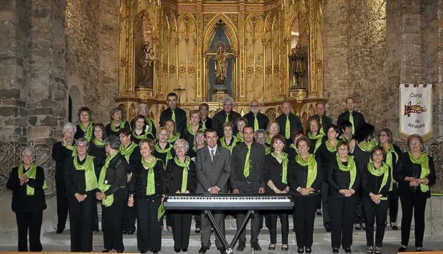 Els membres de la Coral de Miralcamp amb l&#39;alcalde Melcior Claramunt.