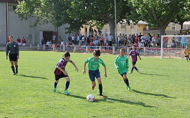 Més de 200 futbolistes van participar en la Copa CEPU 2014 a Bellvís.