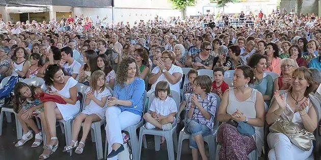 Centenars de persones van assistir a l&#39;acte de l&#39;estrena de la cantata a Juneda.