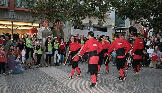 Celebració del Correllengua amb una actuació dels Bastoners de l&#39;Arreu.