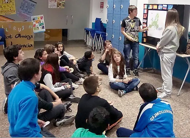 Els estudiants de l&#39;INS Terres de Ponent expliquen matemàtiques als escolars. 