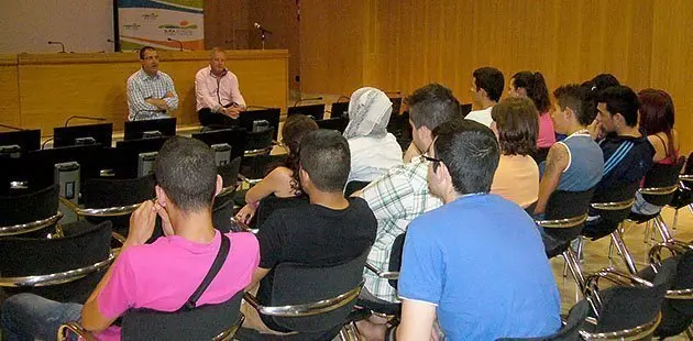 Reunió dels joves amb els responsables de Mollerussa Comercial.