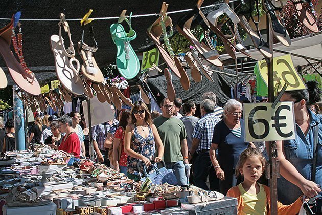 Els mercats setmanals apleguen centenars de persones del municipi i de rodalies