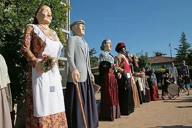 Plantada dels gegants a la Trobada gegantera de Golmés.