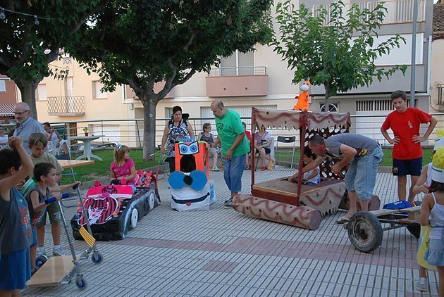 Els participants van preparar els seus vehicles a la Plaça Major.