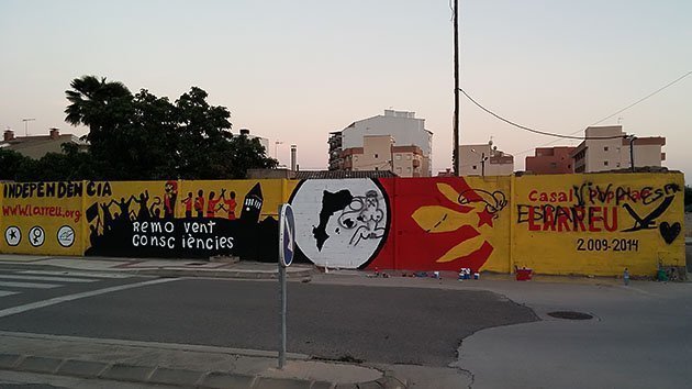 Pintades en el mural del cinquè aniversari de l&#39;Arreu a la carretera del Palau de Mollerussa.