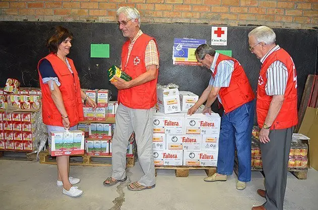 Els voluntaris de Creu Roja preparen els aliments per les famílies de les Garrigues.