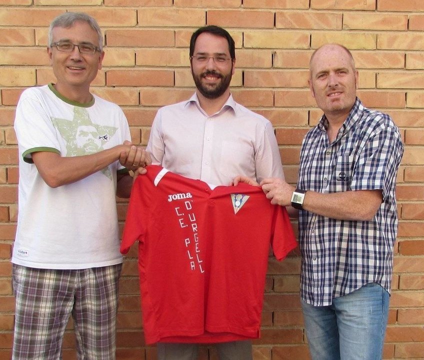 Carles Sorolla amb els directius del Club Esportiu Pla d&#39;Urgell
