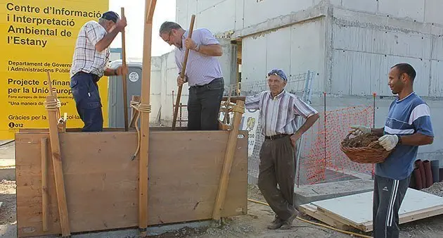 El president Francesc Fabregat, prepara tàpia per la restauració de cal Sinén.